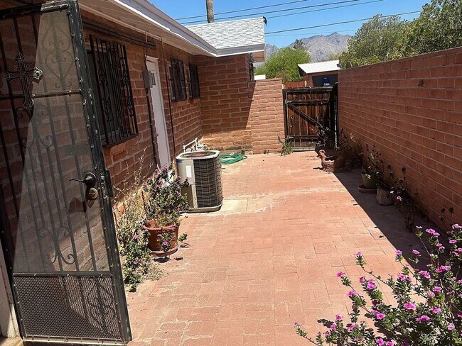Foto del edificio - 1156 N Belvedere Ave