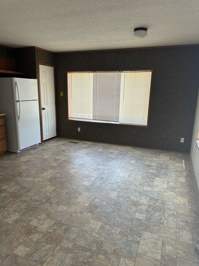 Building Photo - 3 Bed, 2 Bath Trailer