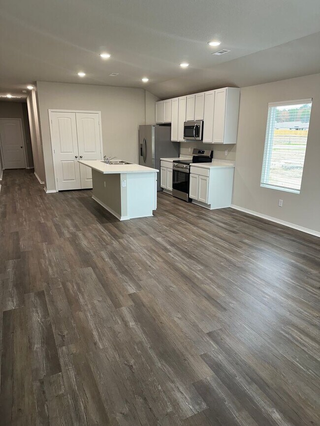 Building Photo - Four Bedroom | Two Bath Home in White Oak Crossing