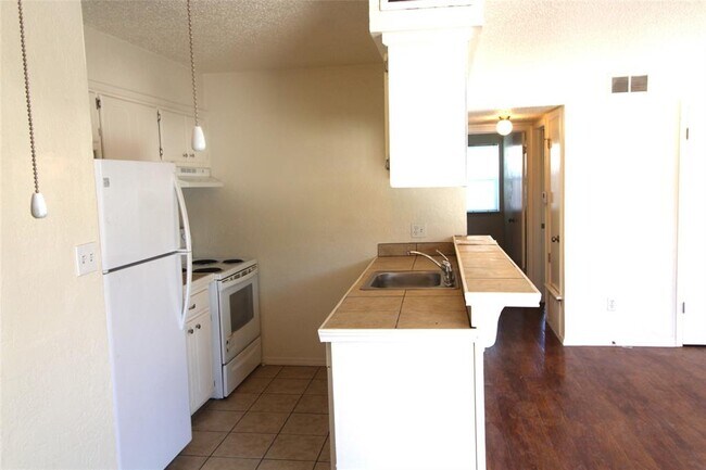 Foto del edificio - 1315 Glen Oaks Ct