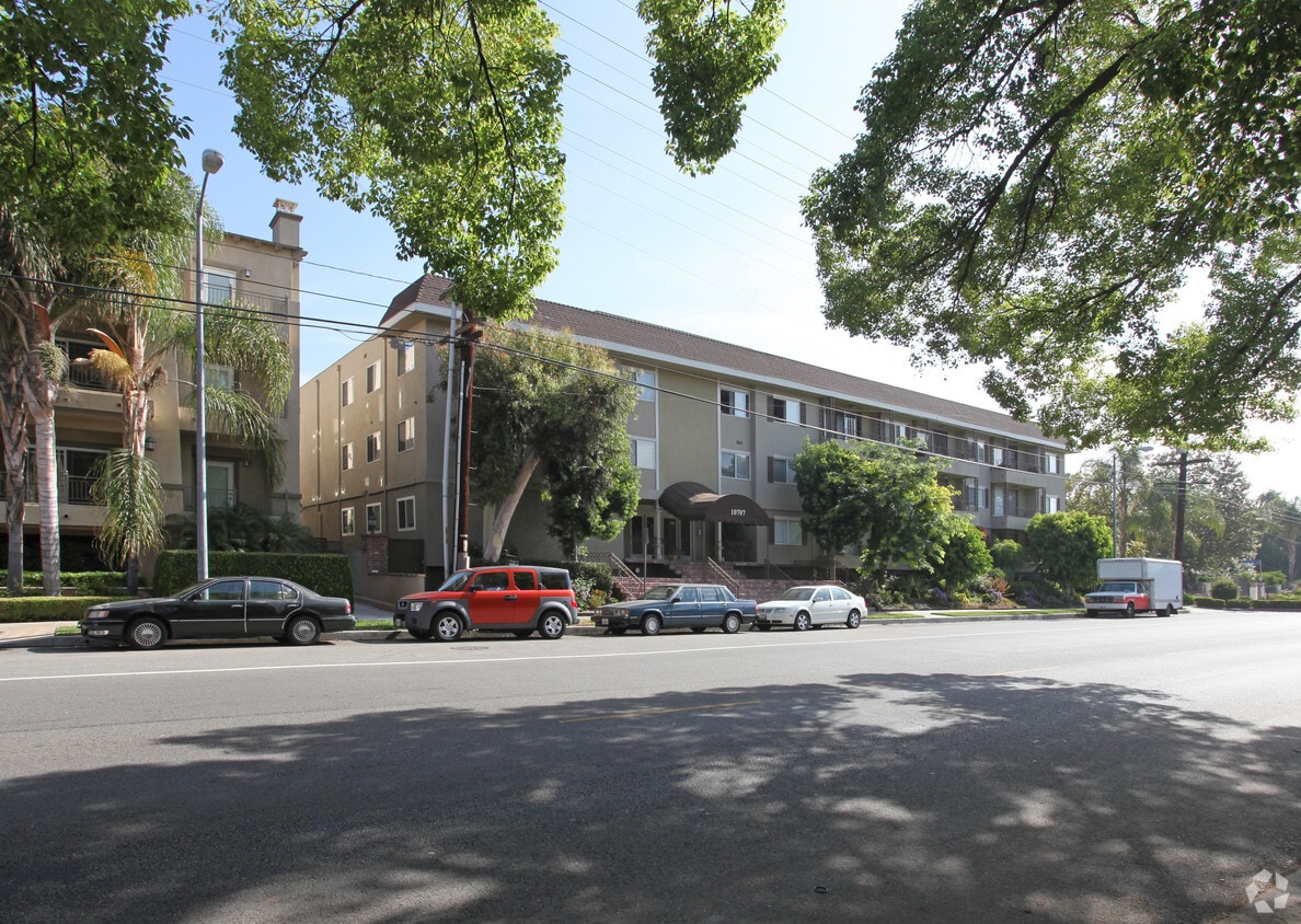 Building Photo - 10707 Camarillo St