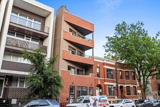 Building Photo - 921 N Damen Ave
