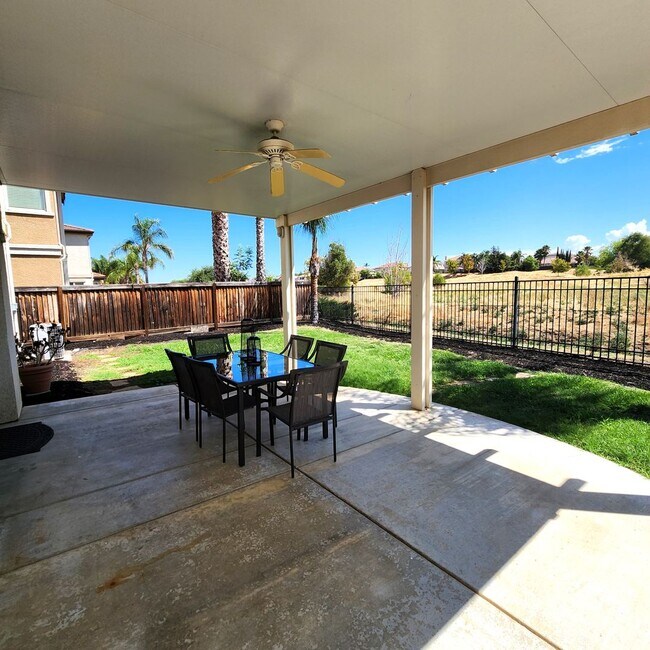 Foto del edificio - 4 bed 2.5 bath Single Family Home