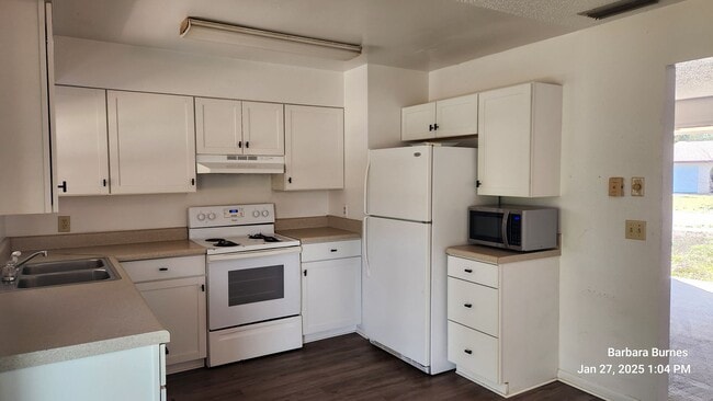 Building Photo - 3 bed 2 bath