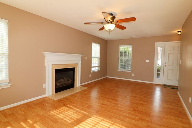 Building Photo - Location! Location! 3 bedroom 2.5 bath in ...