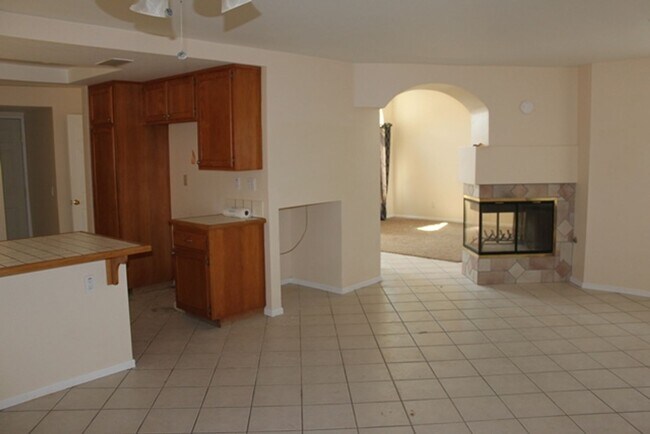 Foto del edificio - Two-Story 3-Bedroom Home in Yucaipa's Roll...