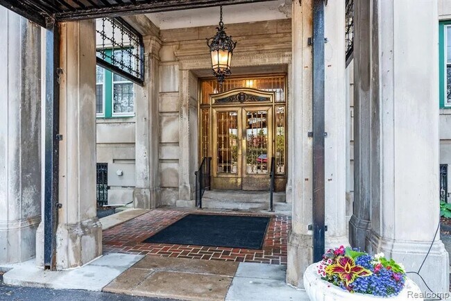 Foto del edificio - 8120 E Jefferson Ave