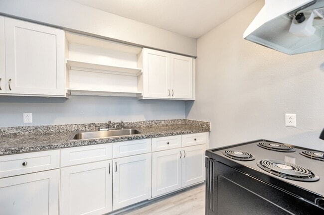 Building Photo - Cute 1 bedroom 1 bath unit conveniently located near Loop 610 and Gulf Freeway.