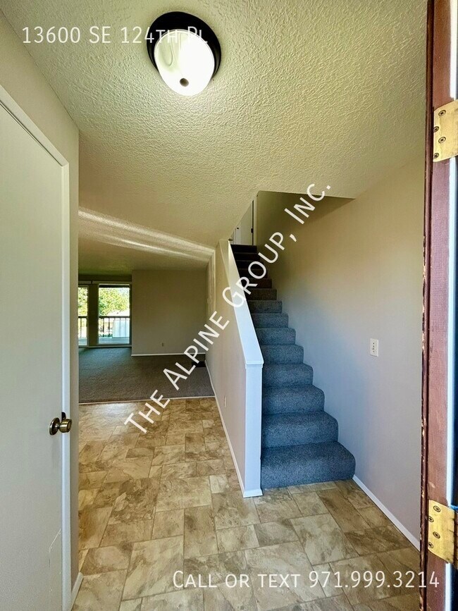 Building Photo - 3 Bedroom in Clackamas!