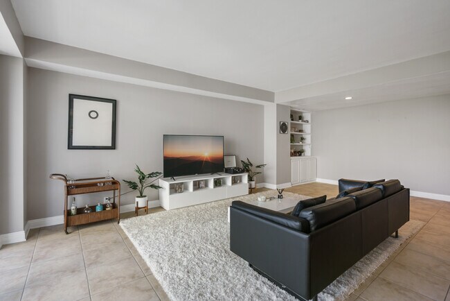 Building Photo - 818 N Doheny Dr