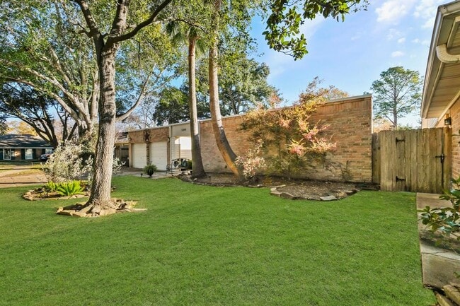 Building Photo - 12848 Westleigh Dr