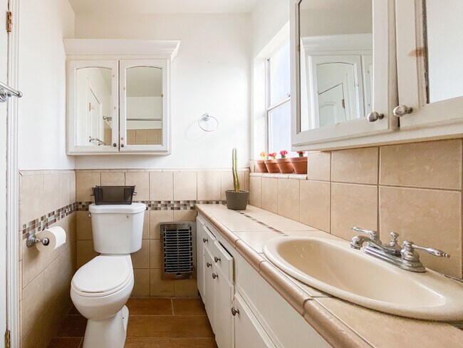 Building Photo - 634 N Kingsley Dr