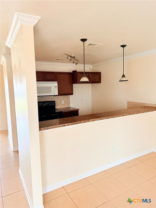 Building Photo - 102 Kings Ct