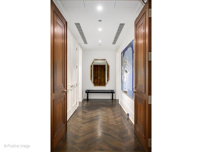 Foto del edificio - 159 E Walton Pl