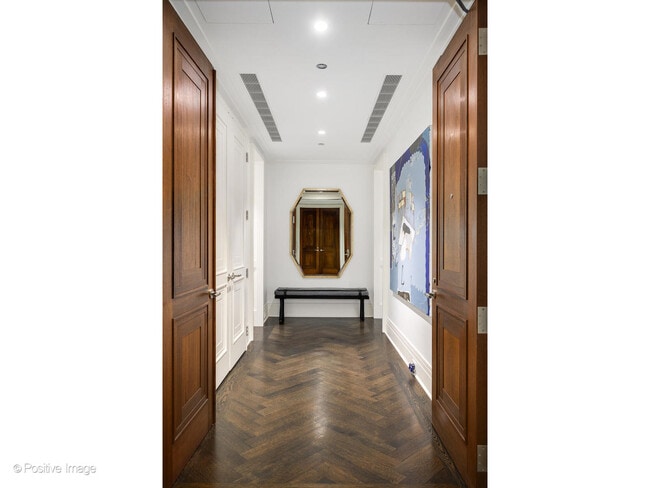 Building Photo - 159 E Walton Pl