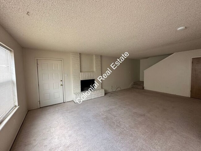 Building Photo - Spacious and updated 2 bedroom 1 & 1/2 bat...