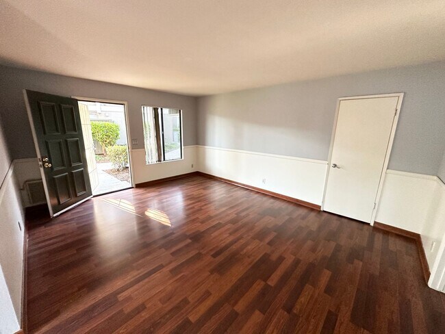 Building Photo - Perfect condo located in beautiful Irvine!