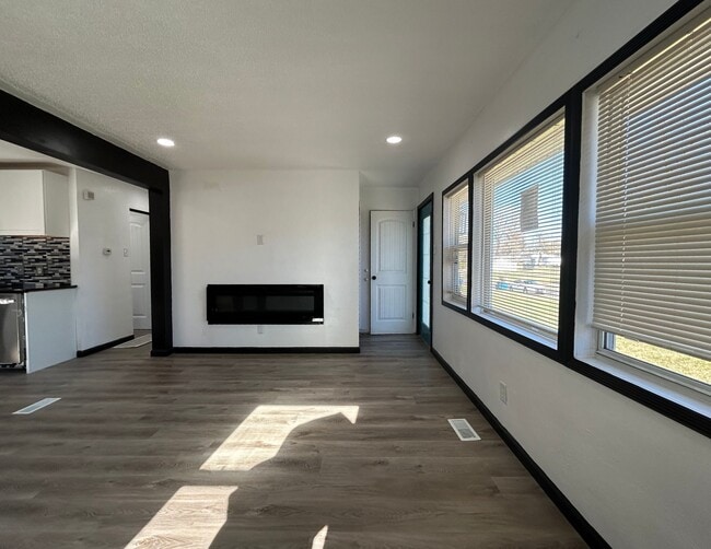Building Photo - 5941 Evergreen Blvd