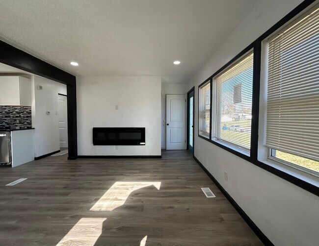 Foto del edificio - 5941 Evergreen Blvd
