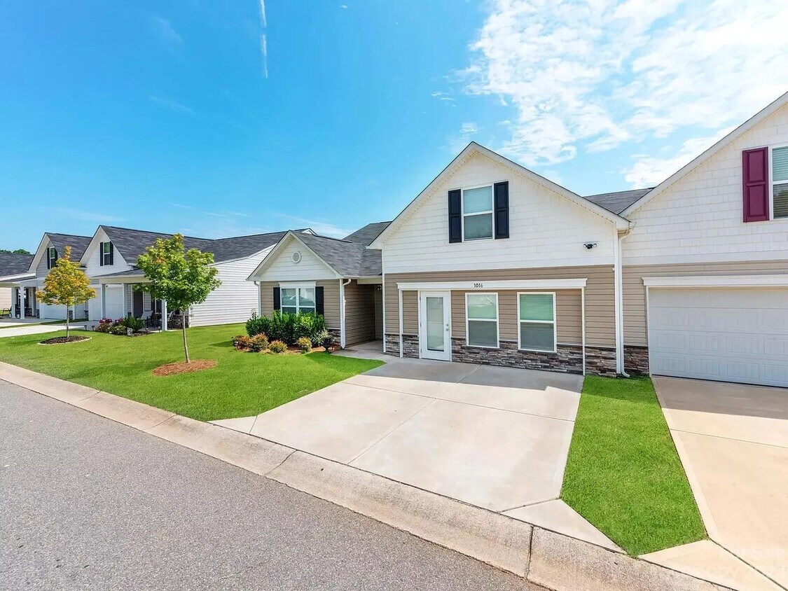 Primary Photo - 1016 Amberlight Circle