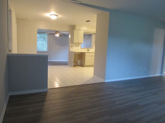 Building Photo - SPACIOUS 3 BEDROOM 2 BATH HOME