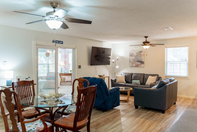 Building Photo - 563 Bobwhite Dr