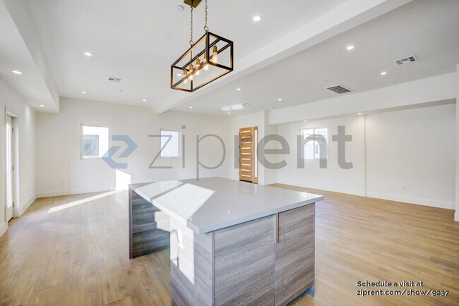 Building Photo - 5615 1/2 Riverton Ave