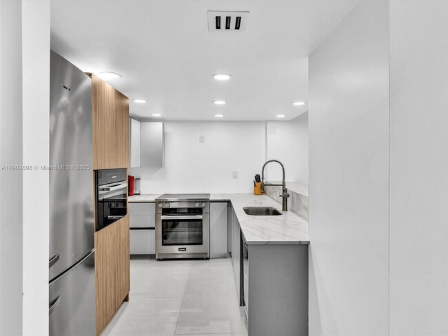 Foto del edificio - 10000 W Bay Harbor Dr