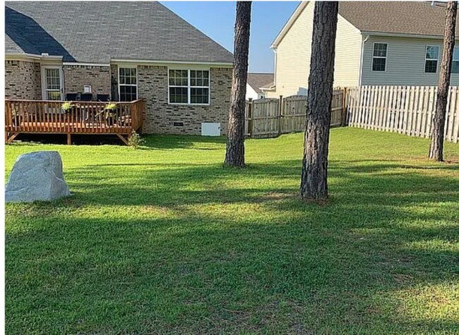 Foto del edificio - 684 Gladiolus Dr