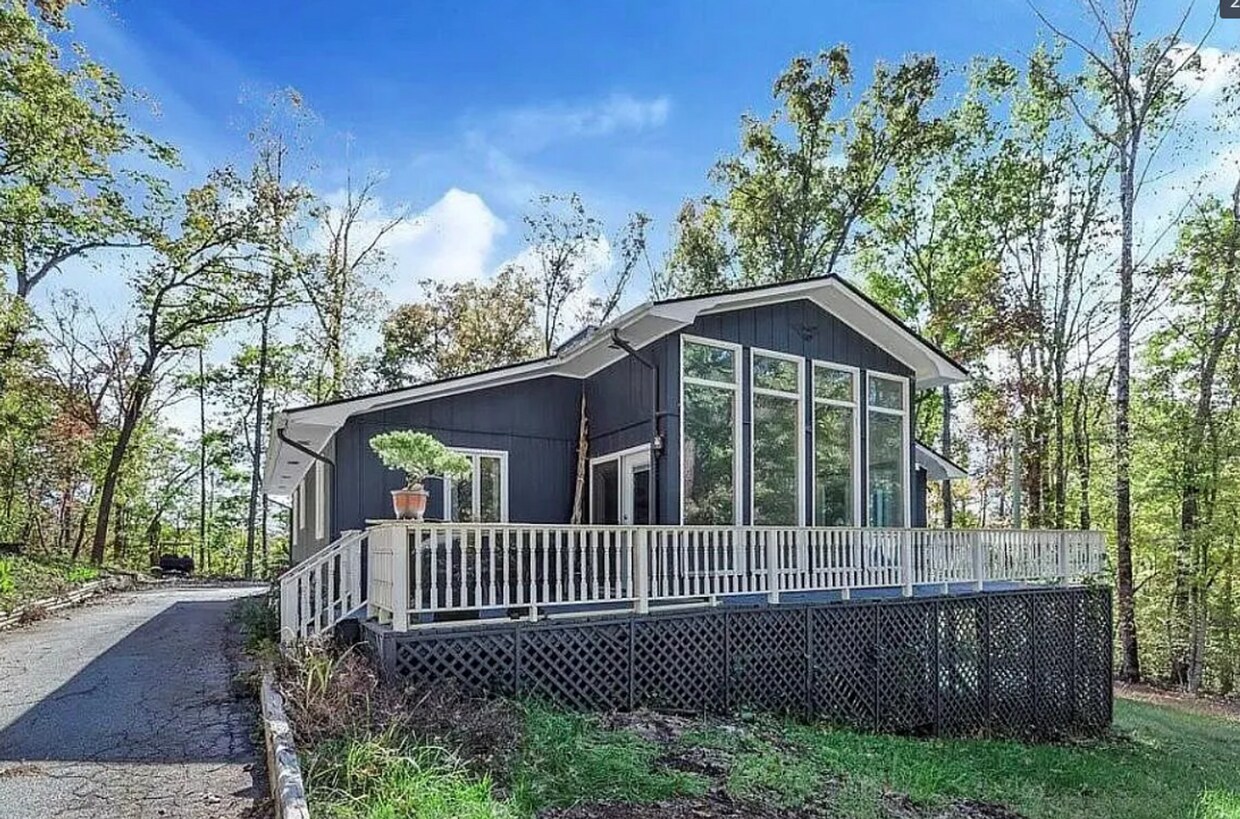 Foto principal - Beautiful and Spacious! Upgraded Multi-level Retreat with Lake Access, Golf, and Resort- Style Am...