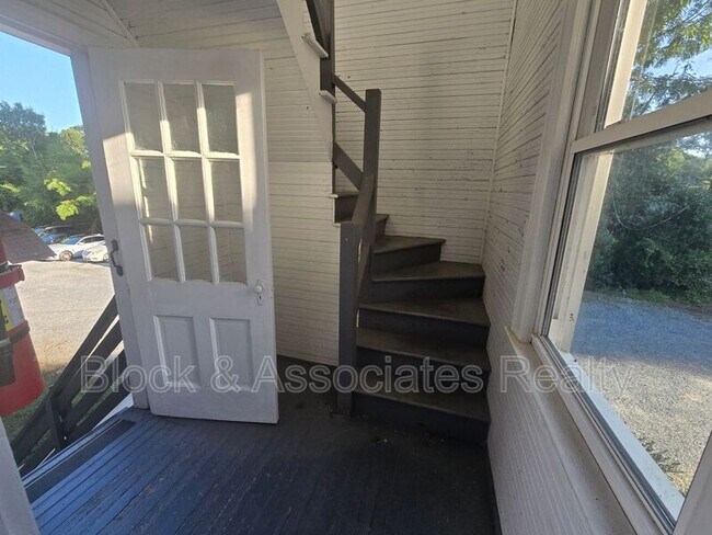 Foto del edificio - 1108 W Friendly Ave
