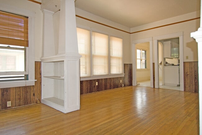 DINING Rm - 221 E Cache La Poudre St