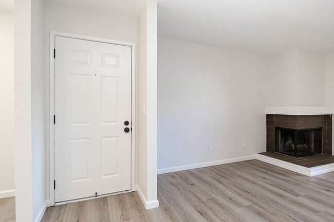 Foto del edificio - Newly remodeled downstairs condo in gated ...