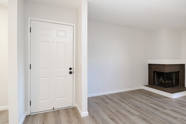 Building Photo - Newly remodeled downstairs condo in gated ...