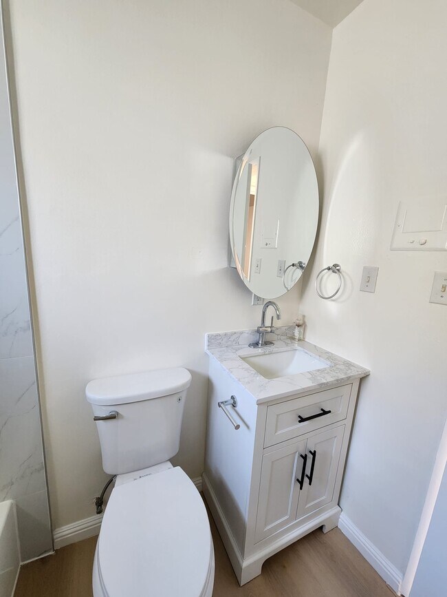Baño - 2113 S Orange Dr