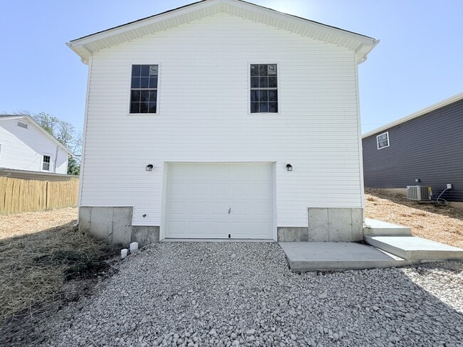 Building Photo - 539 E Vine St