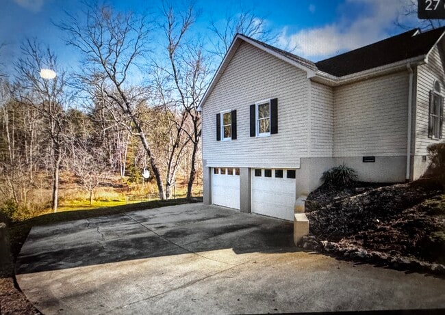 Building Photo - 136 Shamrock Cir Dr