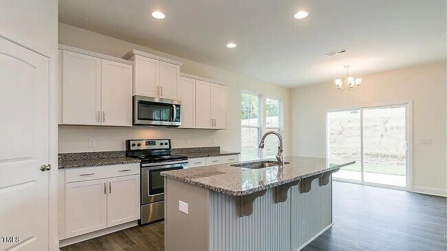 Foto del edificio - Room in House on Burford Wy