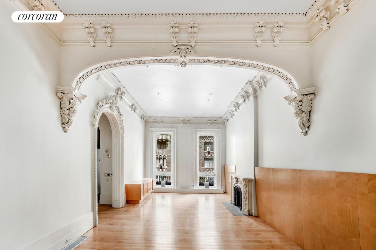 Foto principal - 120 E 19th St