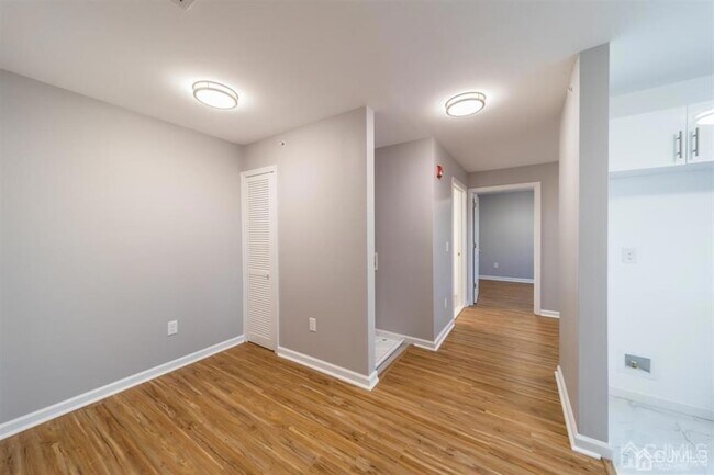 Foto del edificio - 875 Port Reading Ave