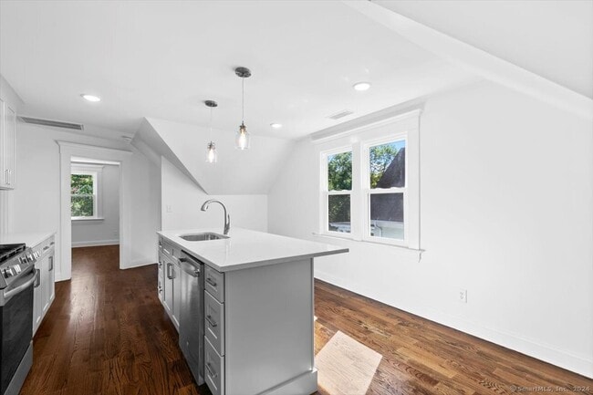 Building Photo - 954 Elm St