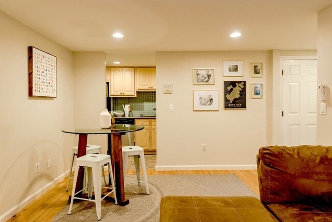 Building Photo - 378 Riverway