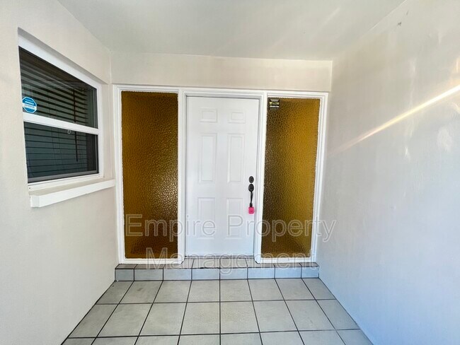 Building Photo - 2705 SE 18th Pl