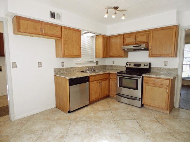 Building Photo - 6900 Belle Meade Rd