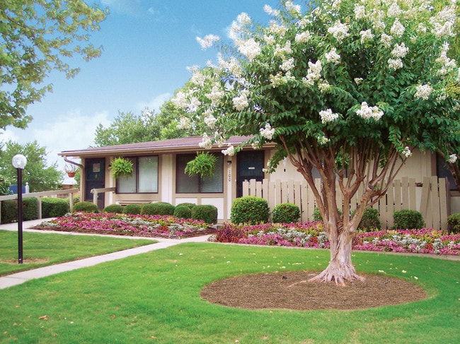 Building Photo - Ravenwood Apartments