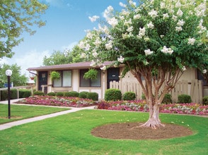 Building Photo - Ravenwood Apartments