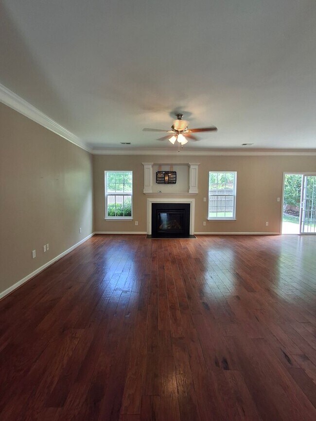 Foto del edificio - Beautiful 3-Bedroom Home with Bonus Room i...