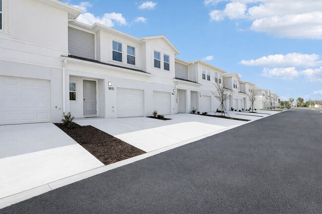 Casas adosadas con vista a la entrada del garaje - Encanto Isla - Encanto Isla | Townhomes for Rent