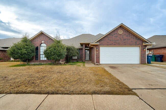 Building Photo - Dazzling 4 Bedroom 2 Bathroom in Gated Com...