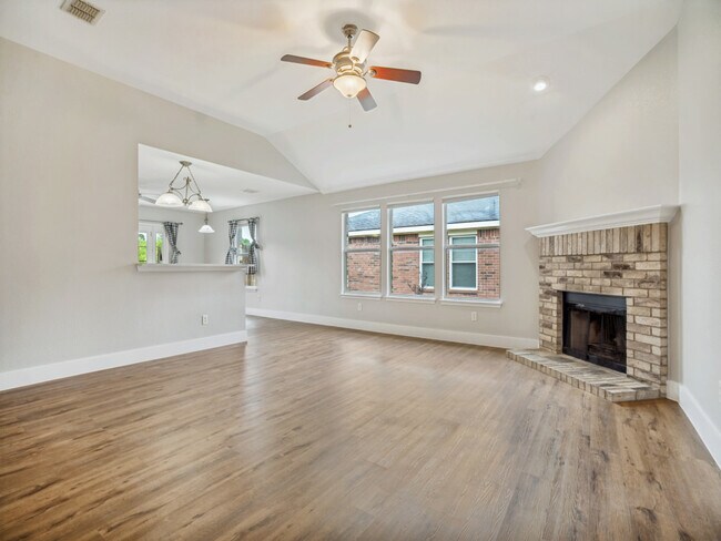 Building Photo - 252 Pine Crest Dr